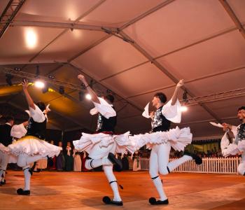 Glenti dancers
