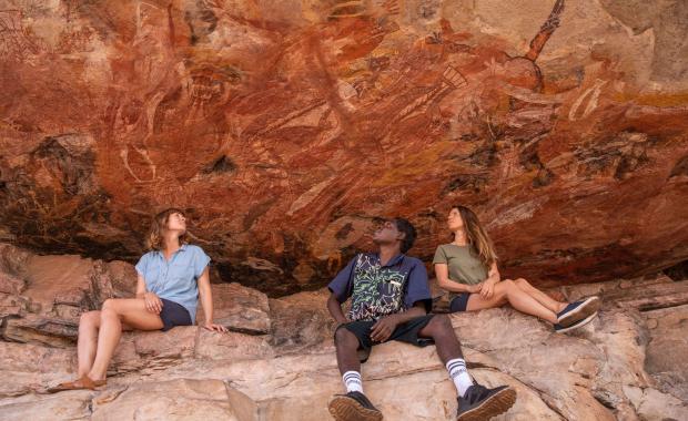 injalak-arts-rock-tour-with-venture-north